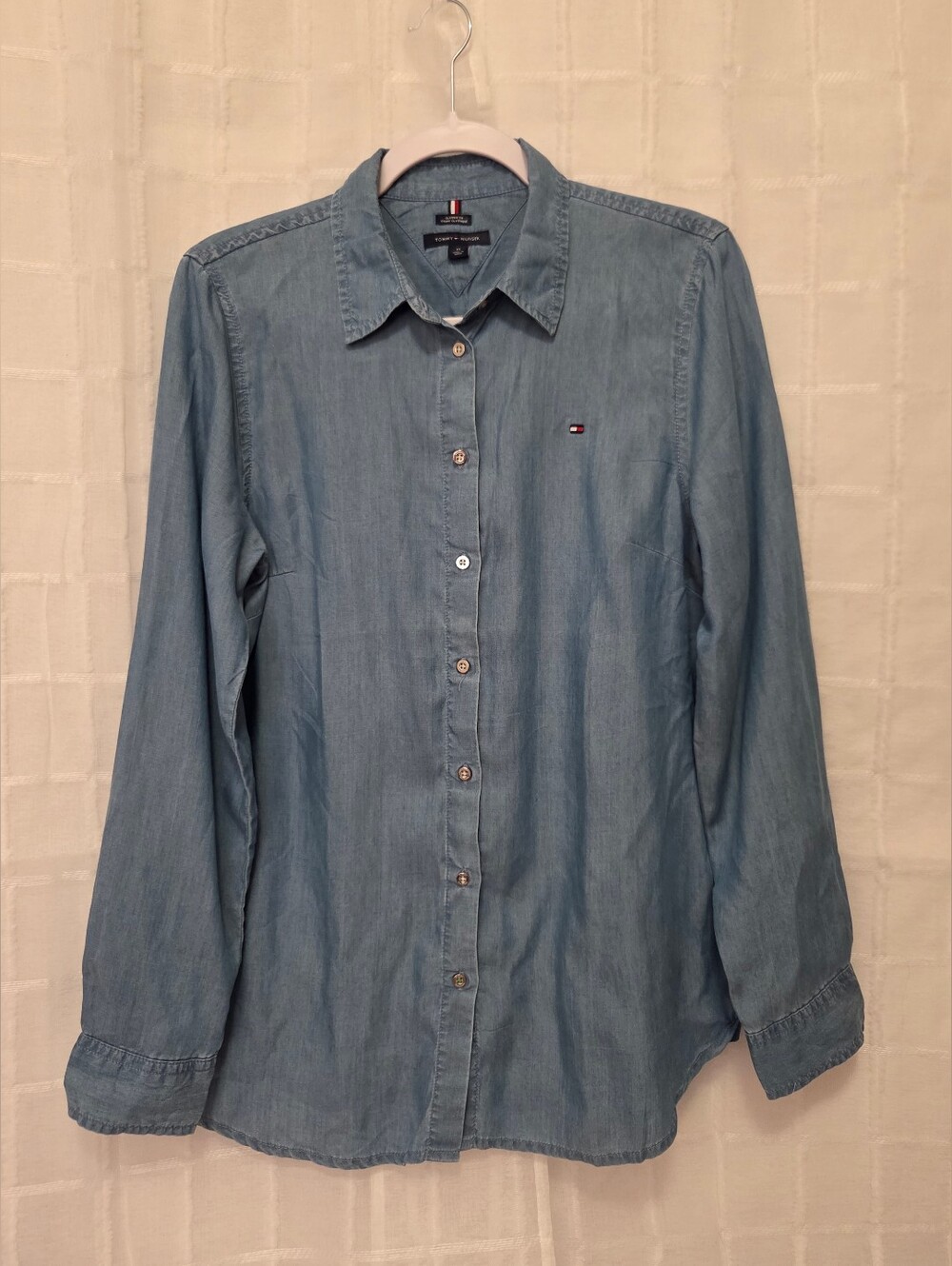 Tommy Hilfiger Women's Light Blue Chambray Button-Down Shirt Long Sleeve